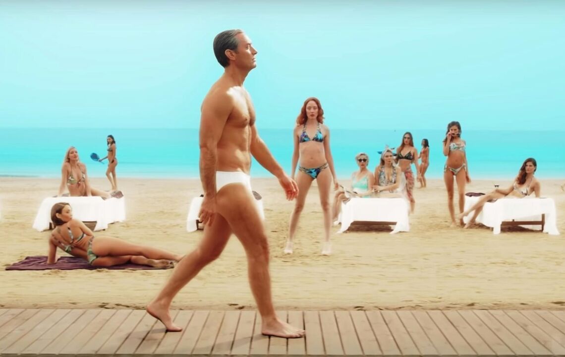 Katresna di pantai anu diteuteup di hiji lalaki anu susulan sirit na